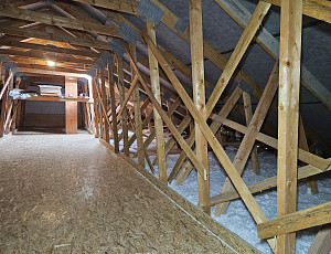 Zateplení stropu bungalovu pomocí foukané izolace